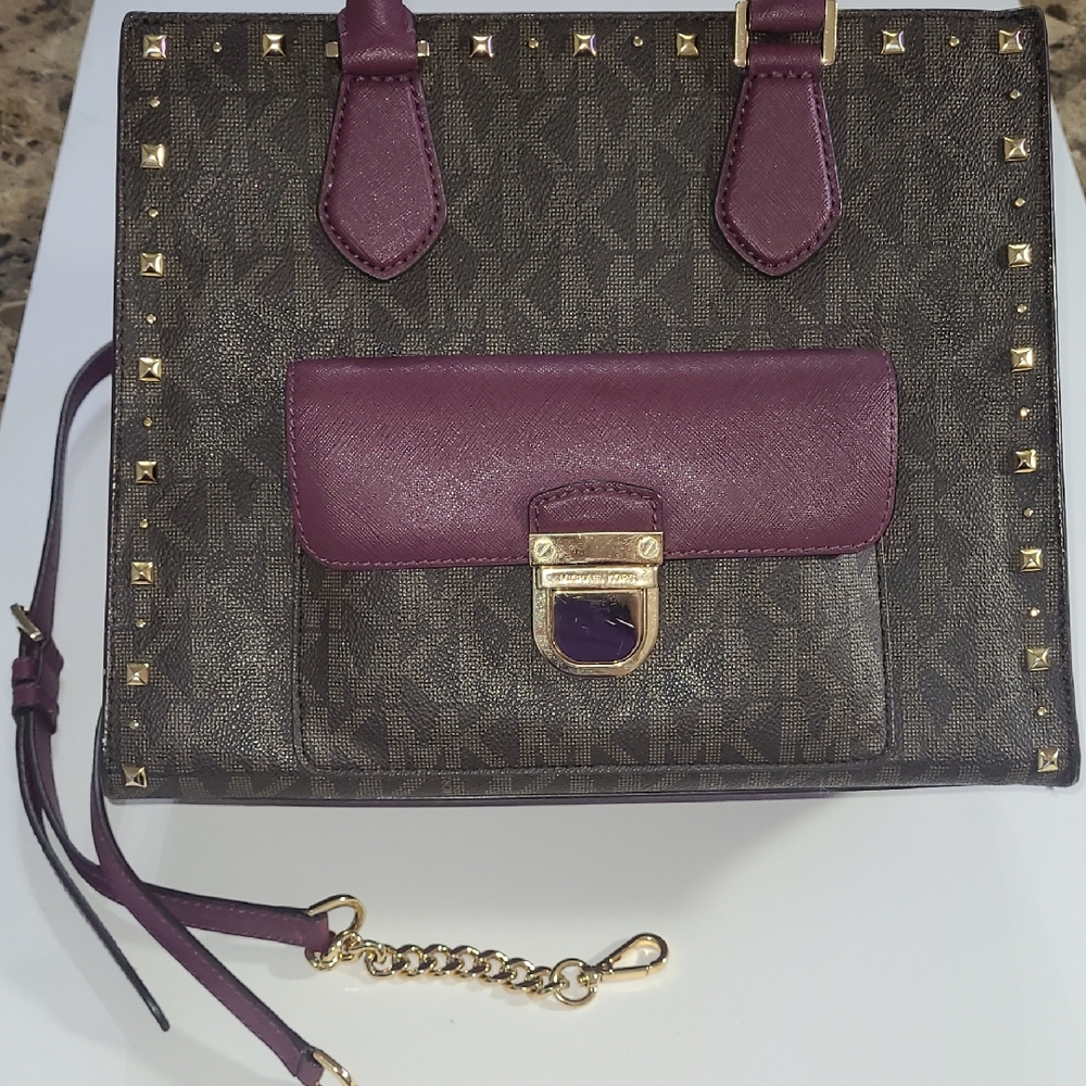 MICHAEL KORS WITH STRAP 5 POCKETS one ZIPPER POCKET WITH SNAP CLOSURE PRE LOVE